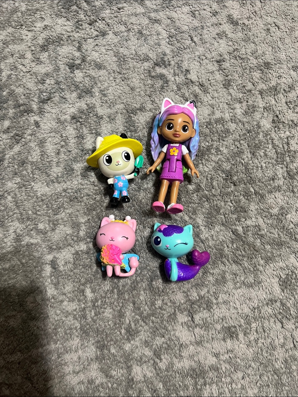 🔥4/20 bundle of 4 gabby’s dollhouse toy characters.